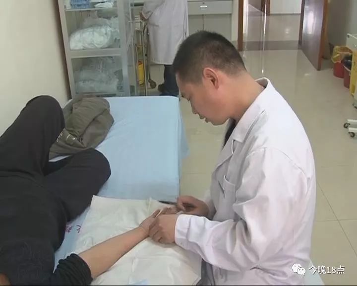 拇指腱鞘炎几十秒钟两根小针刀就能解决