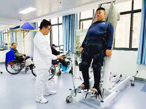 康复治疗师正在为患者进行康复治疗