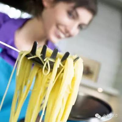 风靡国外的简单居家活动，5分钟让你燃脂